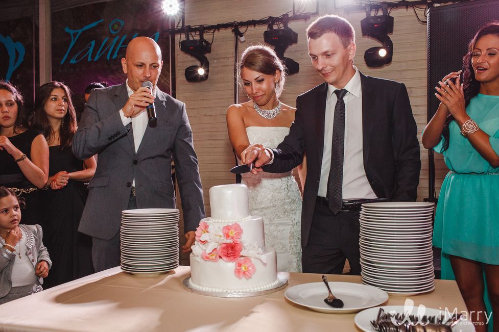 Совместное разрезание свадебного торта